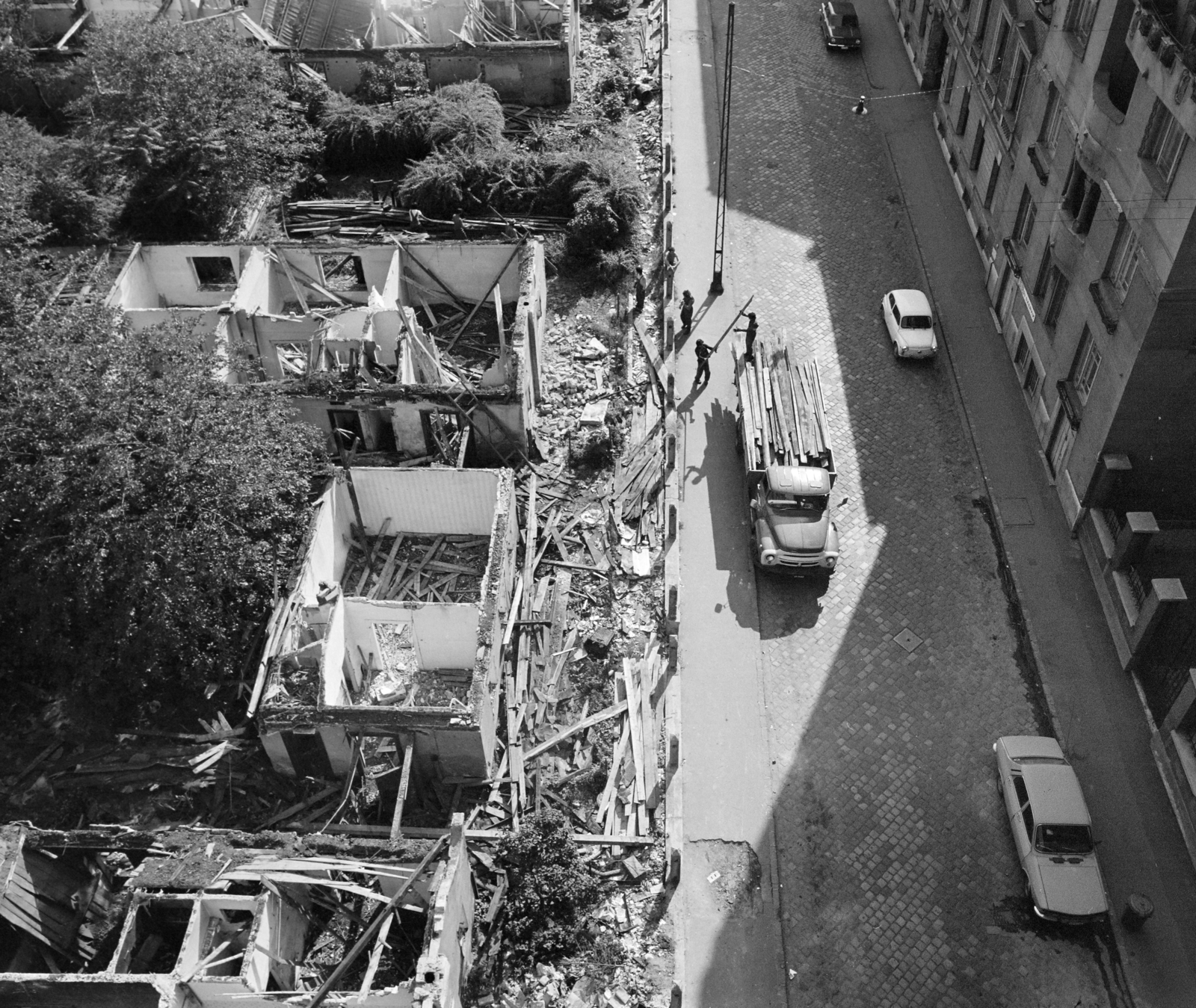 Hungary, Budapest IX., a Mihálkovics-telep bontása, jobbra a Mihálkovics utca házsora., 1978, Kereki Sándor, Budapest, demolition, Fortepan #206103