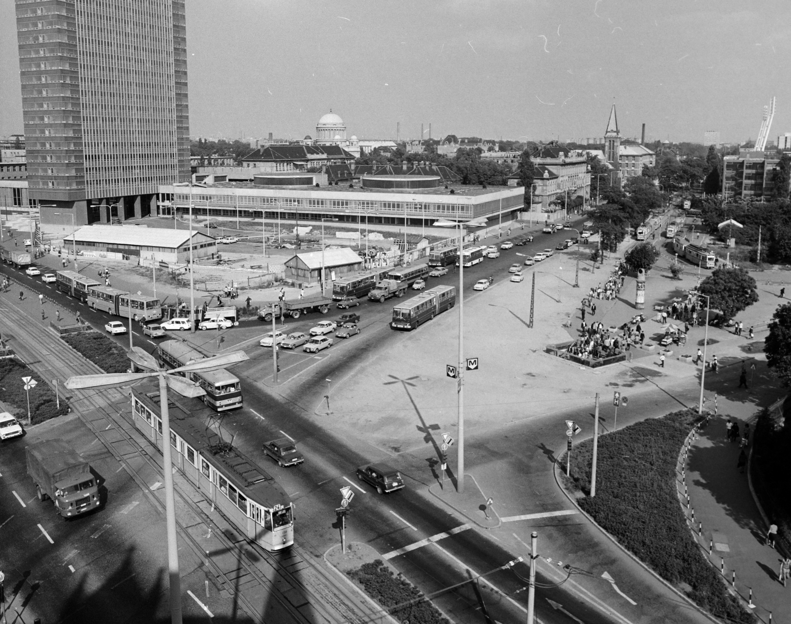 Hungary, Budapest VIII.,Budapest IX., Nagyvárad tér, balra a SOTE (később Semmelweis Egyetem) Elméleti Tömbje. Háttérben balra a Magyarok Nagyasszonya (Rezső) téri templom, jobbra az Üllői út mentén a Nagyvárad téri református templom és az FTC stadion reflektor tartó oszlopai., 1978, Kereki Sándor, Budapest, bird's eye view, traffic, Fortepan #206106