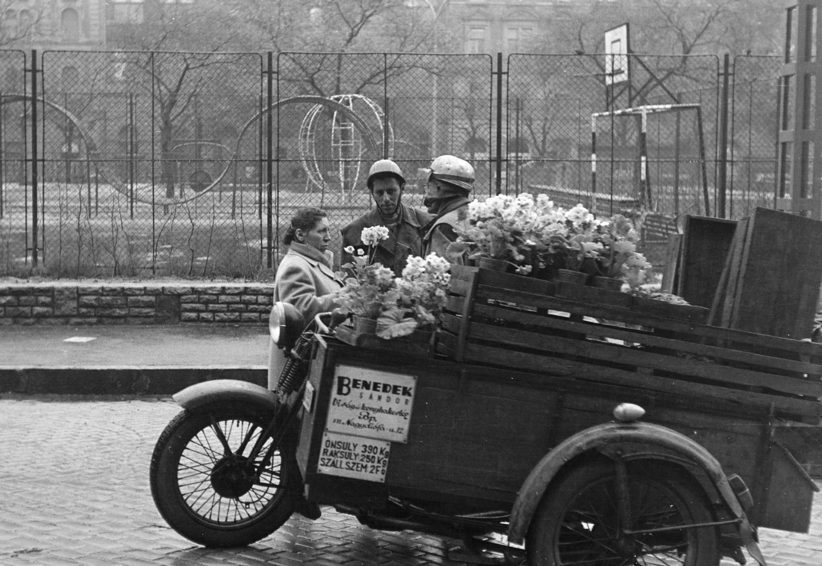 Magyarország, Budapest VII., Klauzál tér., 1972, Kereki Sándor, játszótér, virágárus, Budapest, Fortepan #206111