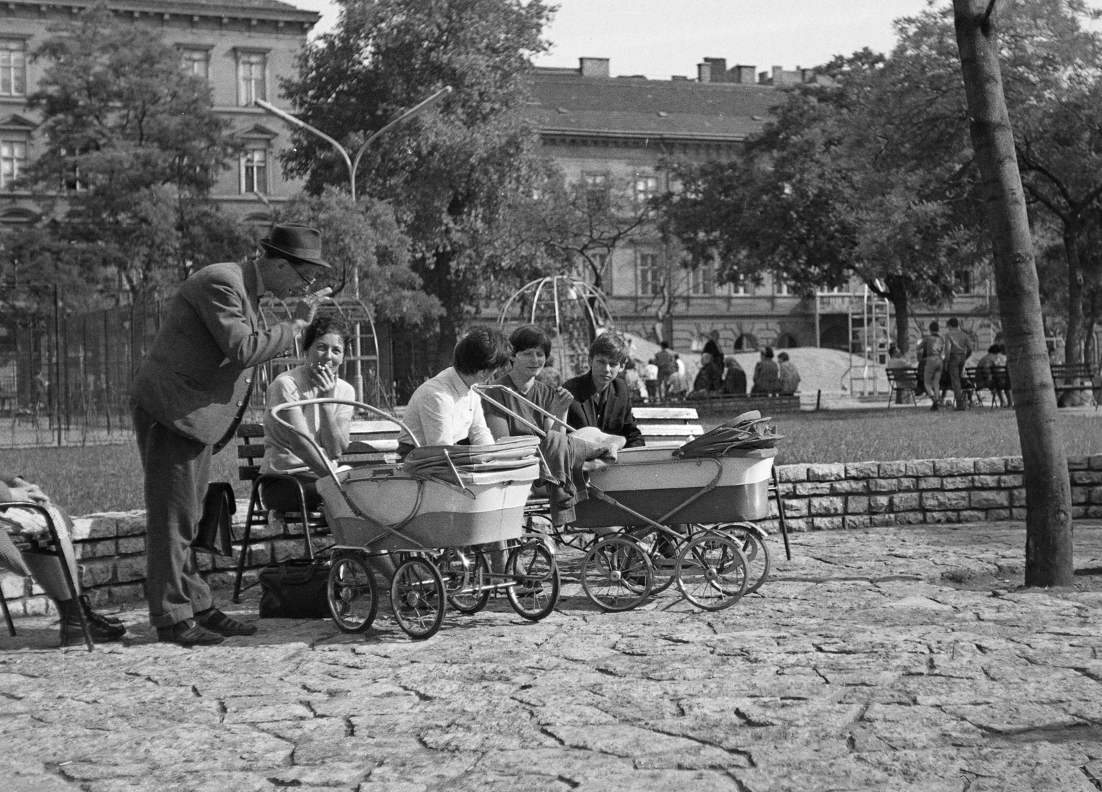 Magyarország, Budapest VII., Klauzál tér a Nyár utca felé nézve., 1972, Kereki Sándor, babakocsi, Budapest, anya, beszélgetés, Fortepan #206112