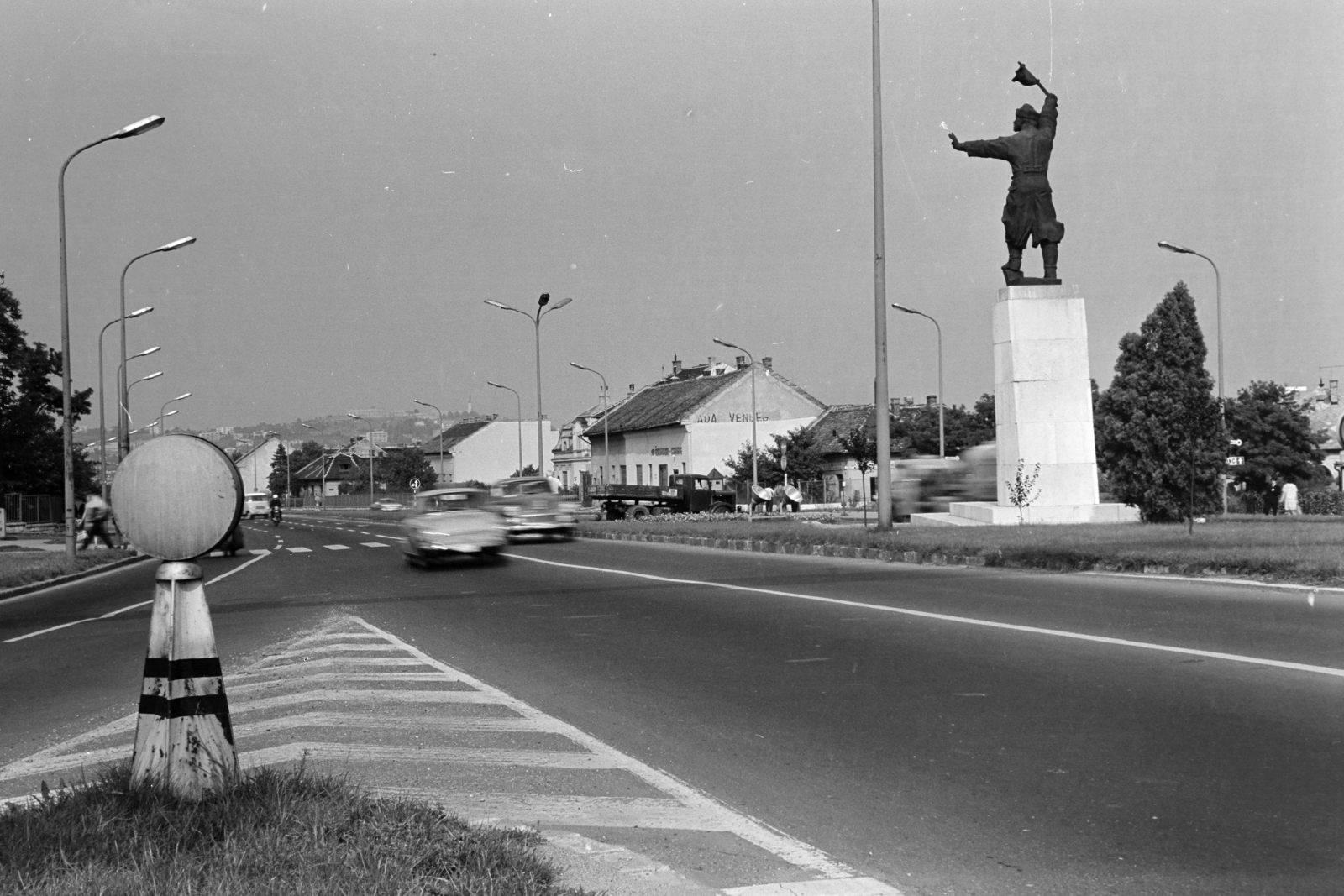 Hungary, Budapest XI., Budaörsi út az Osztapenko szobornál, az M1-M7 autópálya közös szakaszának kezdeténél. Távolban a Gellért-hegy látszik., 1975, Kereki Sándor, Ostapenko Ilya portrayal, Budapest, csibi lamp, sculpture, Fortepan #206117