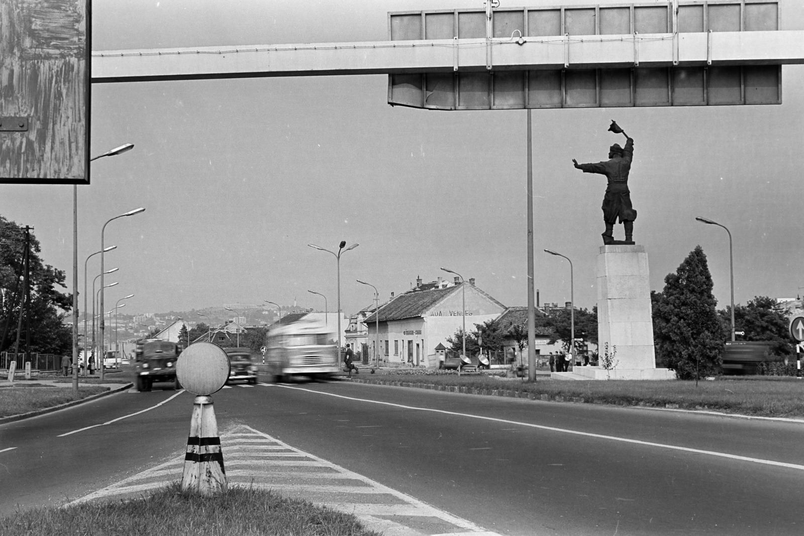 Hungary, Budapest XI., Budaörsi út az Osztapenko szobornál, az M1-M7 autópálya közös szakaszának kezdeténél. Távolban a Gellért-hegy látszik., 1971, Kereki Sándor, Budapest, csibi lamp, sculpture, Ostapenko Ilya portrayal, Fortepan #206118