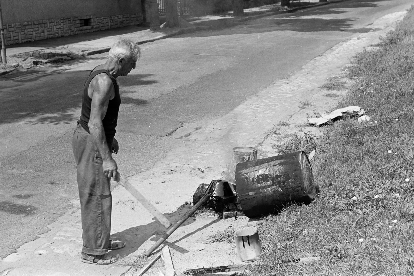 Hungary, Budapest I., a Lovas út (Sziklai Sándor utca) az Esztergomi rondellánál., 1969, Kereki Sándor, Budapest, street repair, melting tar, Fortepan #206131