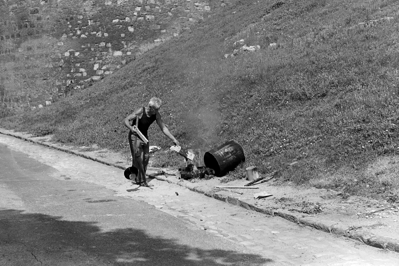 Hungary, Budapest I., a Lovas út (Sziklai Sándor utca) az Esztergomi rondellánál., 1969, Kereki Sándor, fire, Budapest, street repair, melting tar, Fortepan #206132