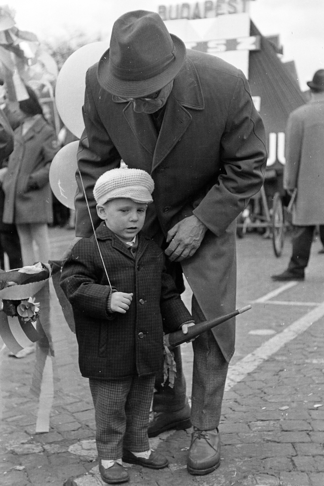 Hungary, Budapest XIV., Ötvenhatosok tere (Felvonulási tér), május 1-i felvonulás résztvevői., 1970, Kereki Sándor, Budapest, kid, grandparent, Fortepan #206135