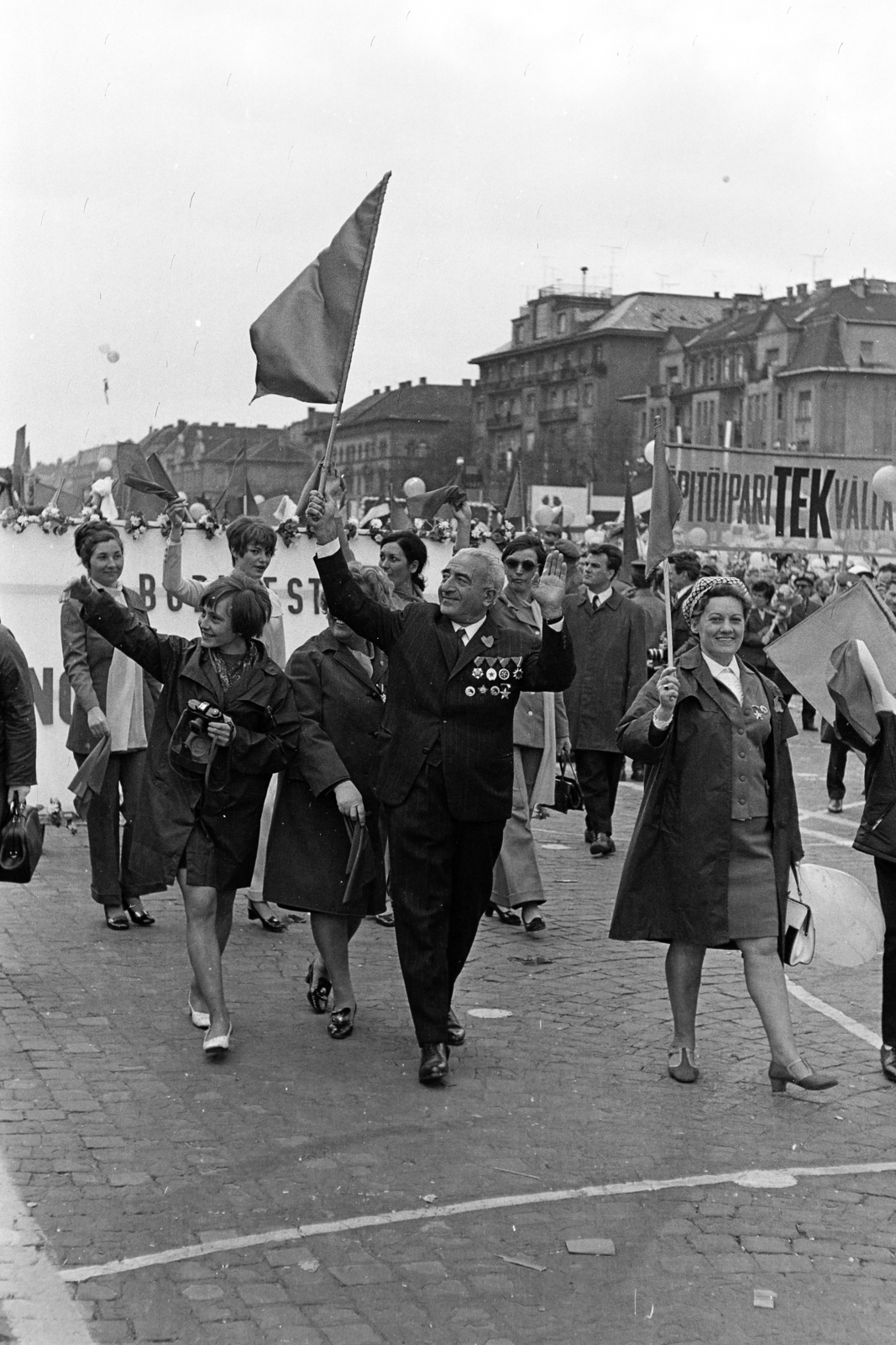 Hungary, Budapest XIV.,Budapest VII., Ötvenhatosok tere (Felvonulási tér), háttérben a Dózsa György út épületei. Május 1-i felvonulás., 1970, Kereki Sándor, march, Budapest, Fortepan #206136