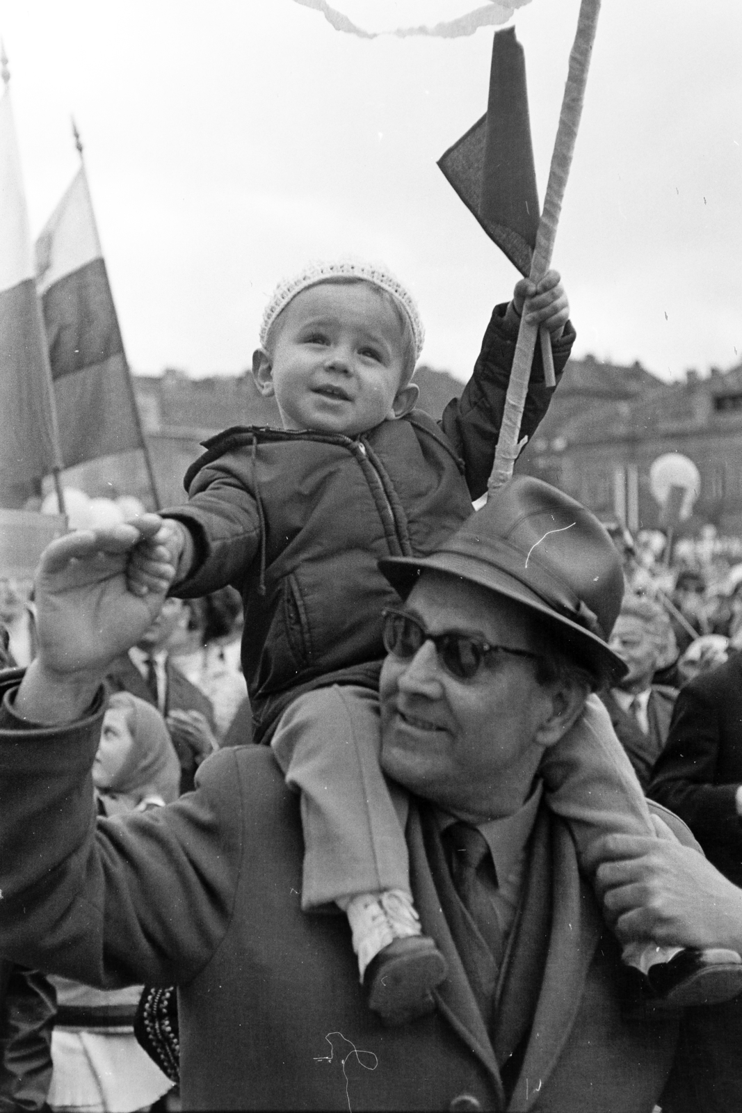 Hungary, Budapest XIV.,Budapest VII., Ötvenhatosok tere (Felvonulási tér), háttérben a Dózsa György út épületei. Május 1-i felvonulás., 1970, Kereki Sándor, Budapest, sitting on the shoulders, Fortepan #206138
