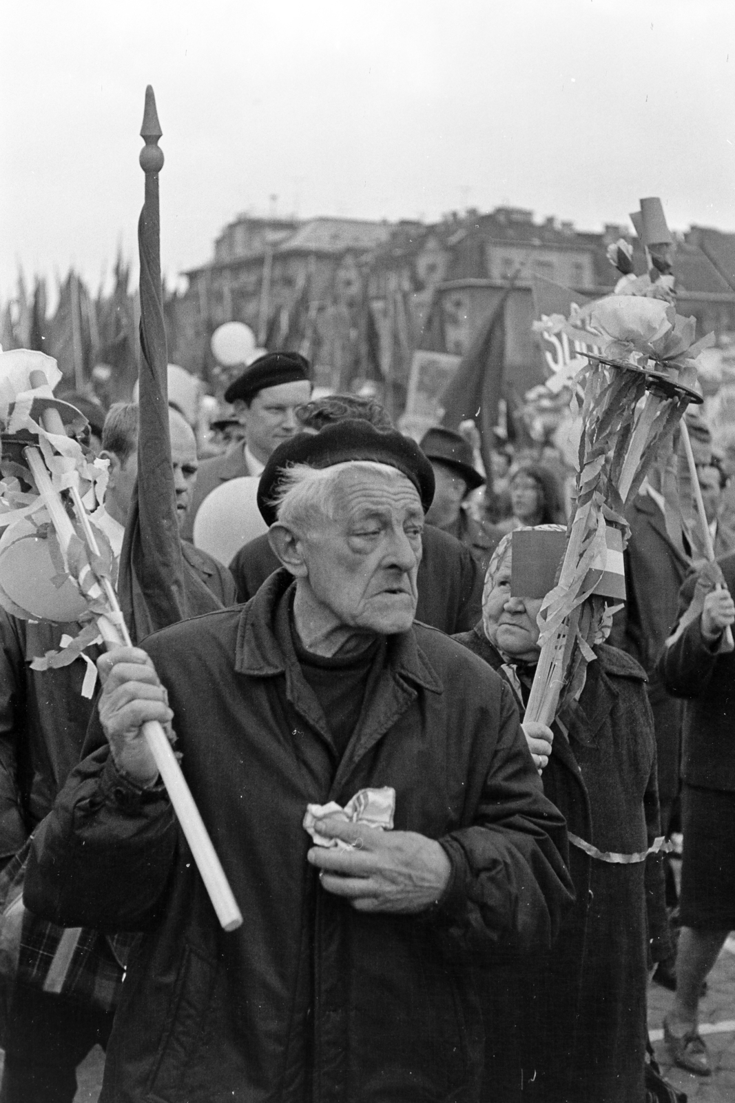 Hungary, Budapest XIV.,Budapest VII., Ötvenhatosok tere (Felvonulási tér), háttérben a Dózsa György út épületei. Május 1-i felvonulás., 1970, Kereki Sándor, Budapest, old person, cap, maypole, Fortepan #206139