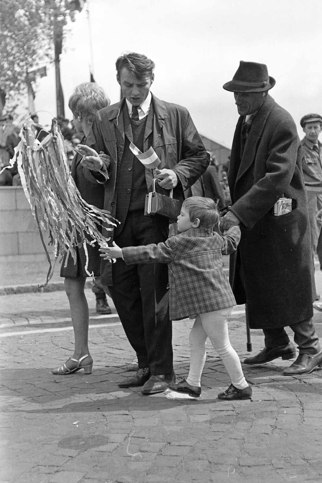 Hungary, Budapest XIV., Ötvenhatosok tere (Felvonulási tér), május 1-i felvonulás résztvevői., 1970, Kereki Sándor, Budapest, kid, maypole, Fortepan #206140