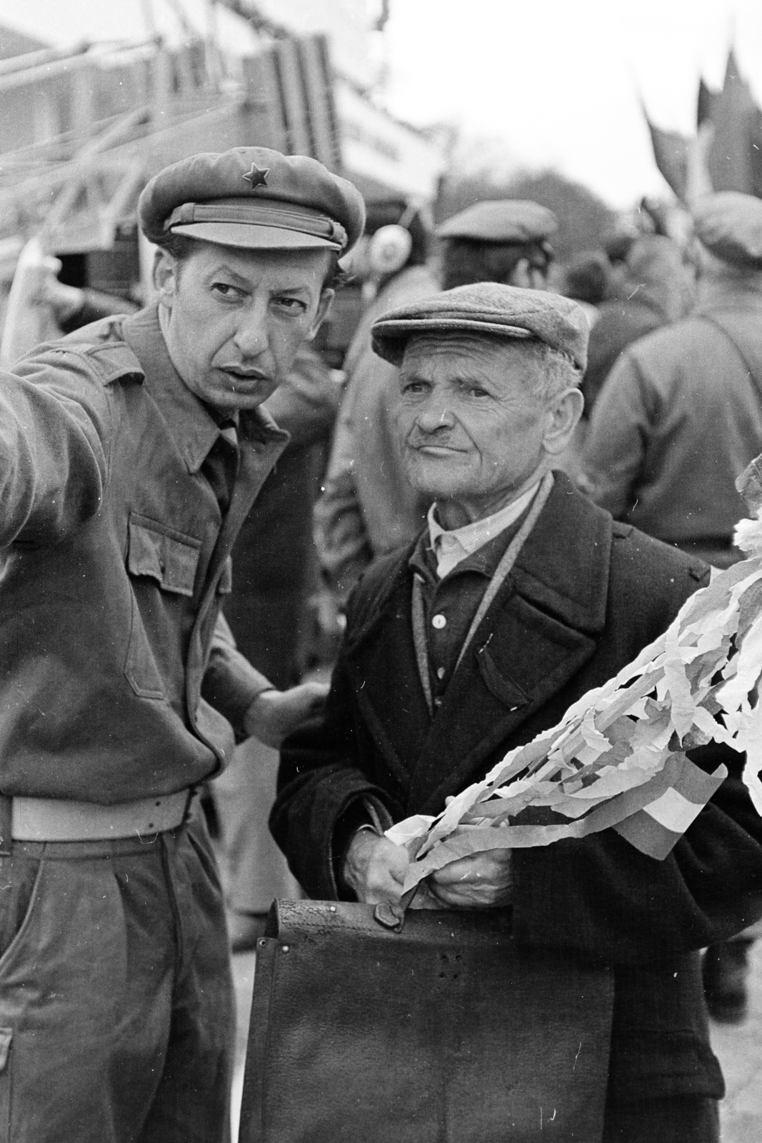 Hungary, Budapest XIV., Ötvenhatosok tere (Felvonulási tér), háttérben a dísztribün. Május 1-i felvonulás., 1970, Kereki Sándor, Budapest, man, Workers' Militia, point a finger, briefcase, Fortepan #206141