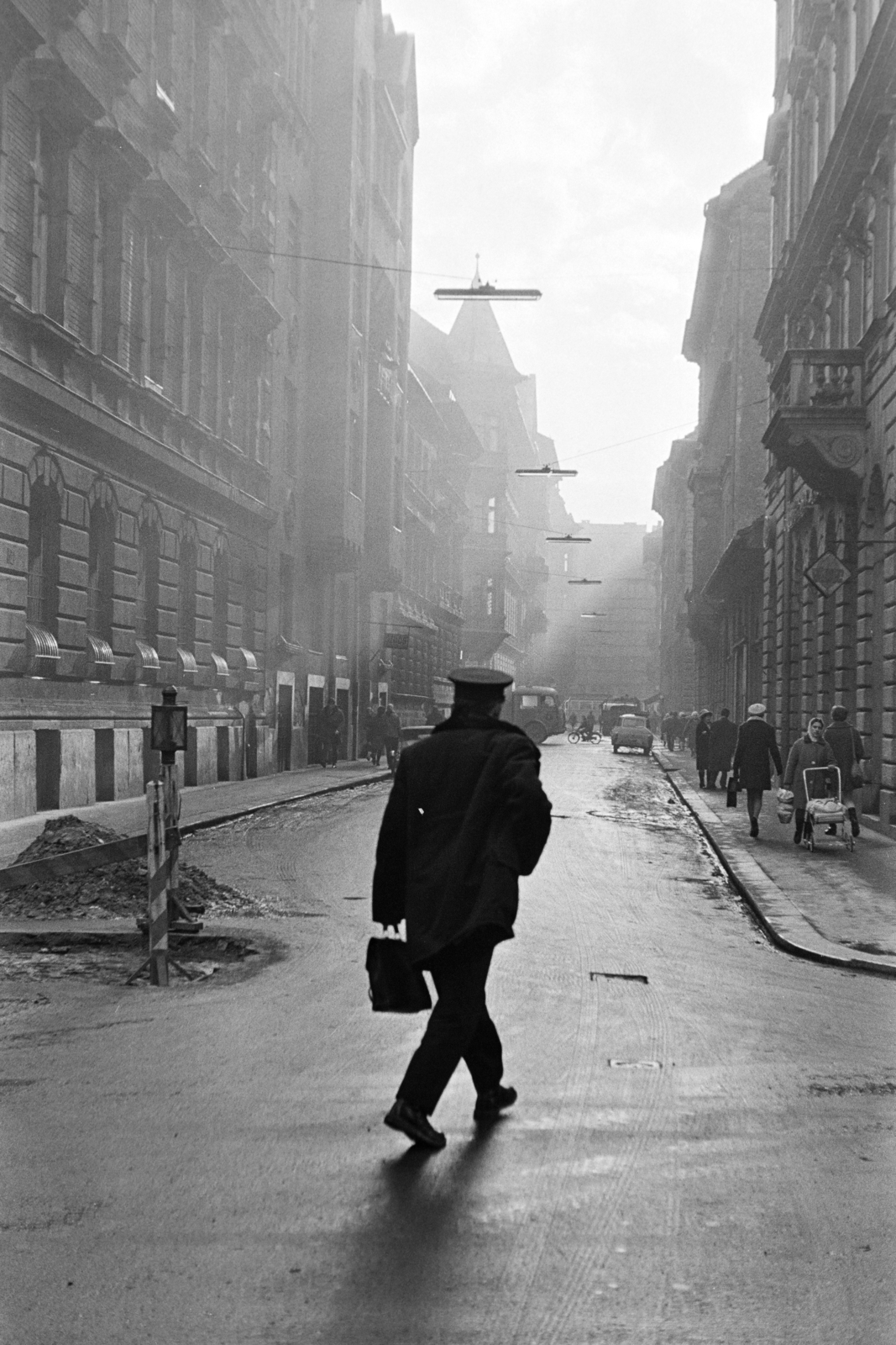Magyarország, Budapest VI., az Aradi utca a Csengery utca kereszteződéséből a Teréz (Lenin) körút felé nézve., 1969, Kereki Sándor, Budapest, utcakép, útjavítás, Fortepan #206162