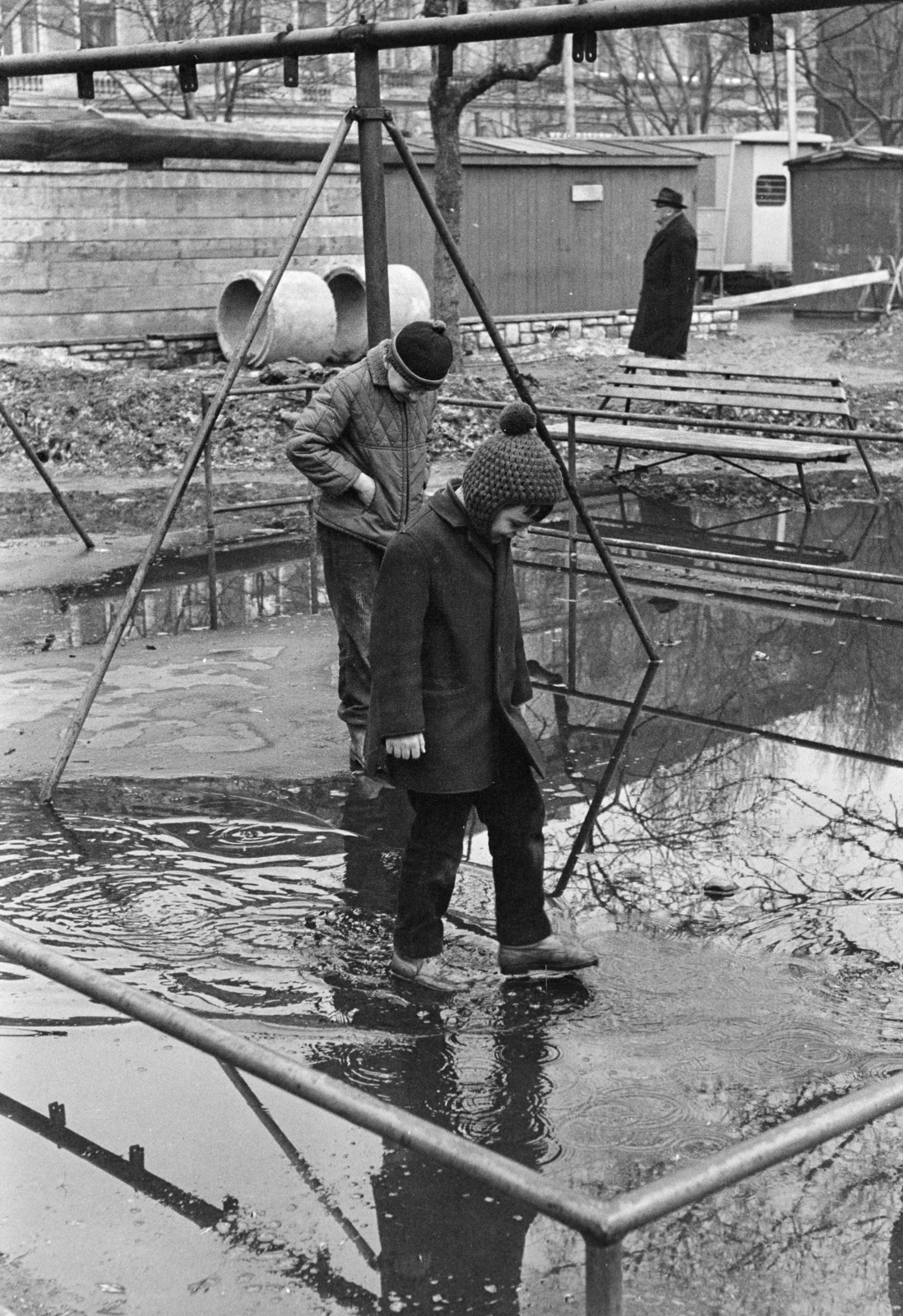 Hungary, Budapest VI., Hunyadi tér., 1971, Kereki Sándor, Budapest, puddle, kids, Fortepan #206168