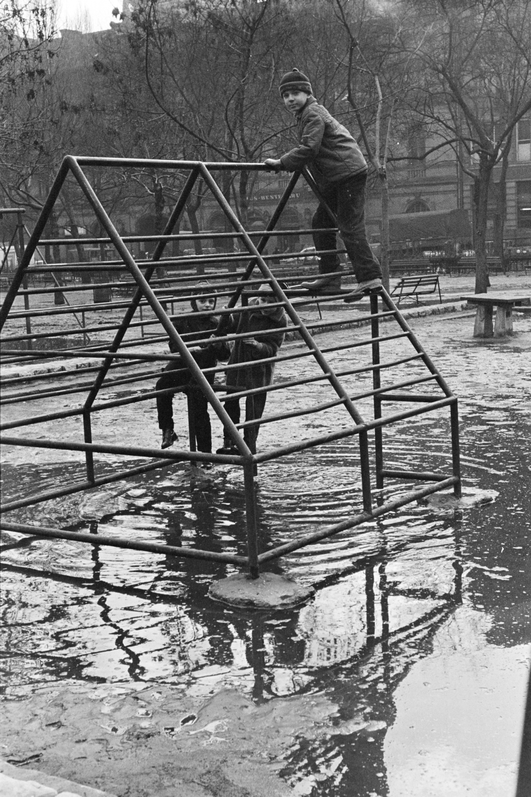 Hungary, Budapest VI., Hunyadi tér, játszótér., 1971, Kereki Sándor, playground, Budapest, puddle, Fortepan #206169