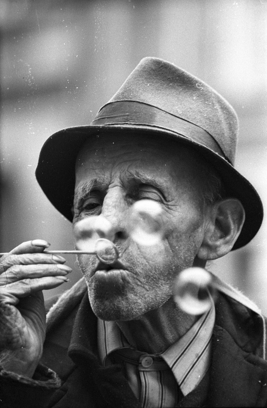 Hungary, Győr, szappanbuborék-fújó karika árus a Dr. Kovács Pál utca és a Király (Alkotmány) utca találkozásánál., 1970, Kereki Sándor, soap bubble, blowing a bubble, Fortepan #206174