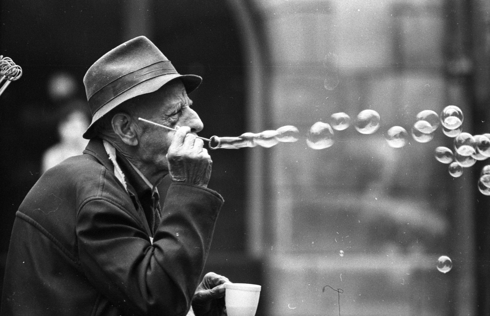 Hungary, Győr, szappanbuborék-fújó karika árus a Dr. Kovács Pál utca és a Király (Alkotmány) utca találkozásánál., 1970, Kereki Sándor, soap bubble, blowing a bubble, Fortepan #206176