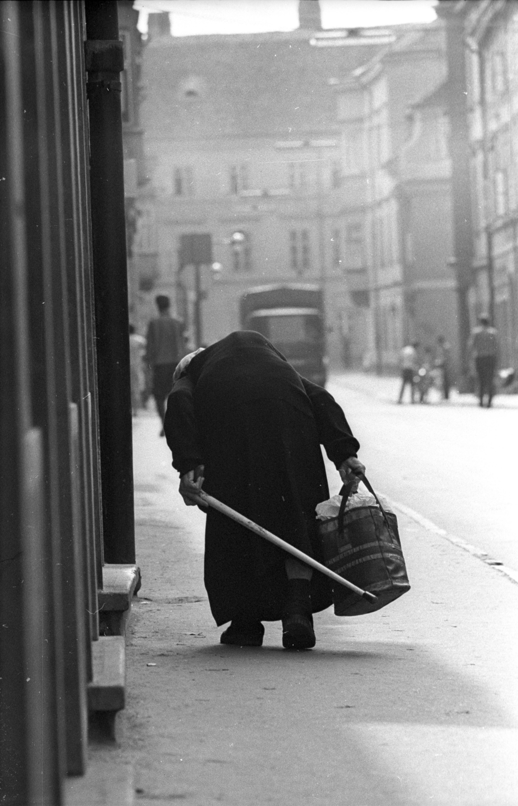 Hungary, Győr, a Király (Alkotmány) utca a Bécsi kapu (Köztársaság) tér felé nézve., 1970, Kereki Sándor, old person, stock, back, bag, Fortepan #206180