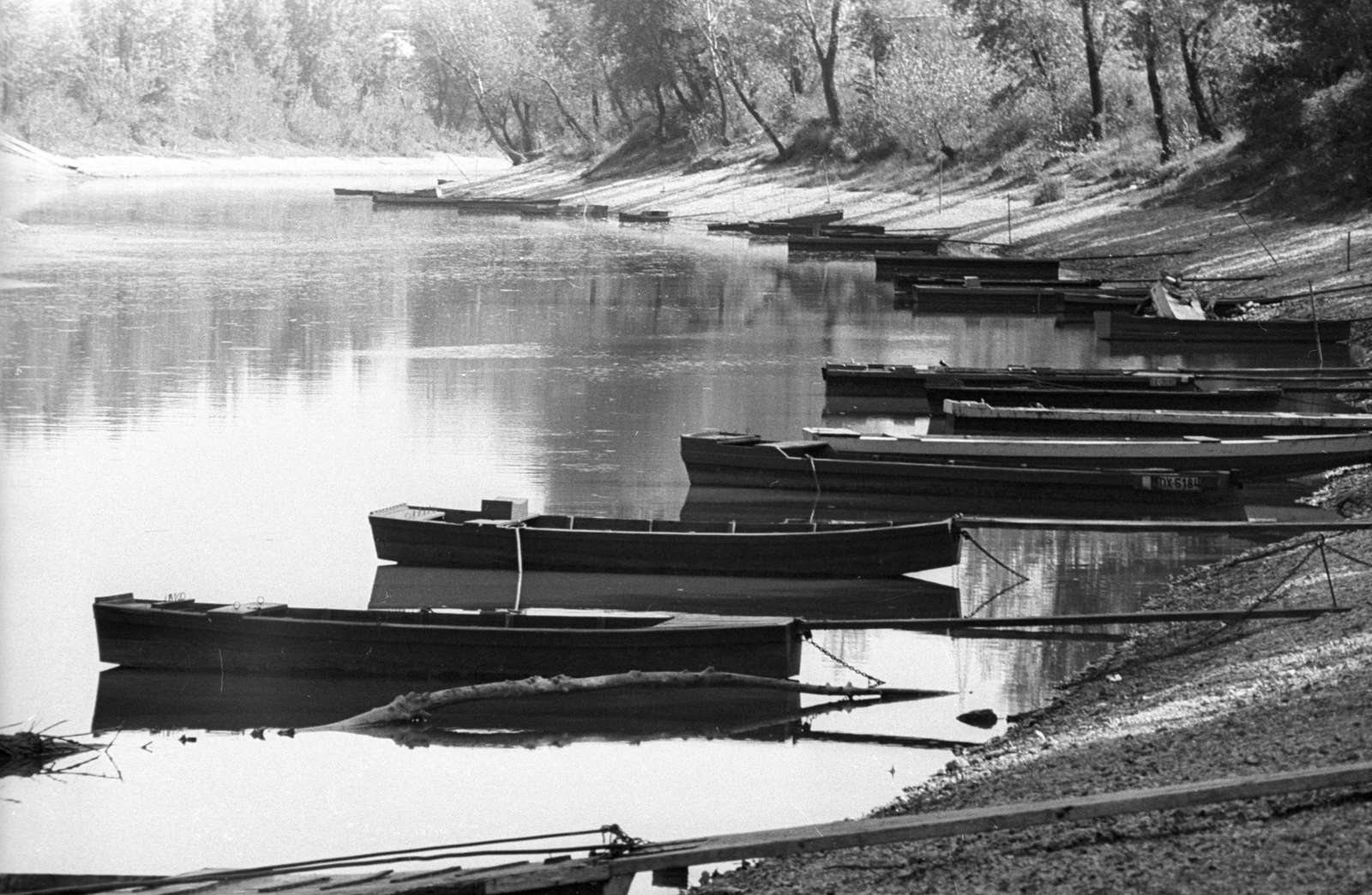 Magyarország, Győr, Iparcsatorna., 1970, Kereki Sándor, csónak, folyópart, Fortepan #206182