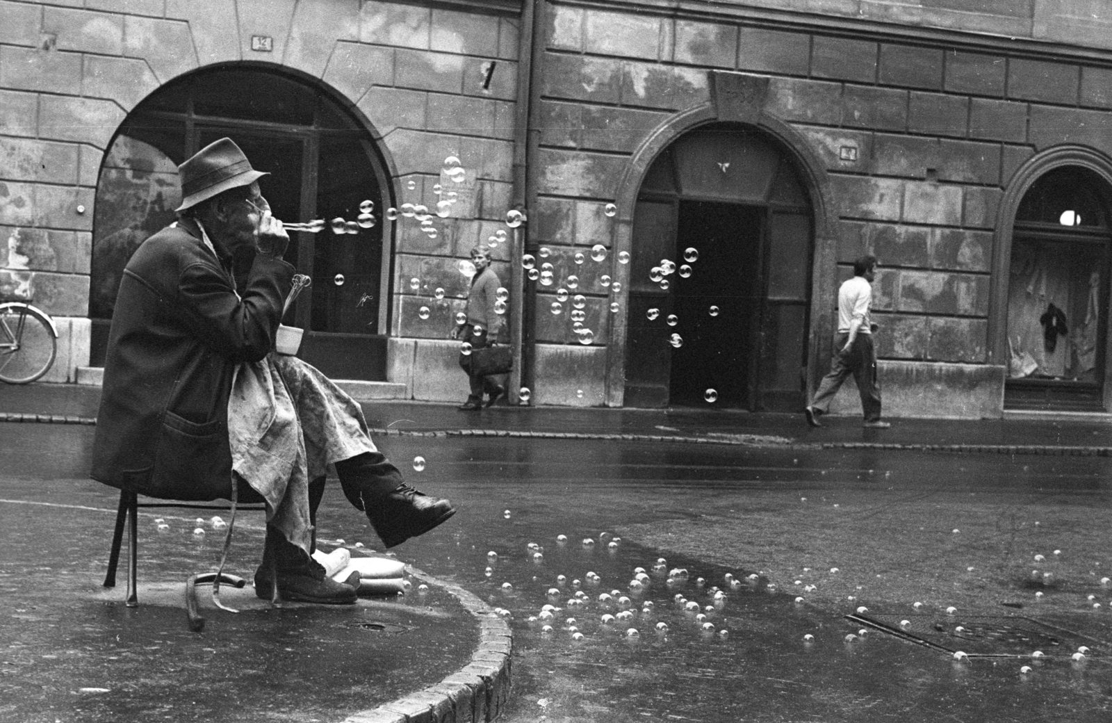 Hungary, Győr, szappanbuborék-fújó karika árus a Dr. Kovács Pál utca és a Király (Alkotmány) utca találkozásánál., 1970, Kereki Sándor, soap bubble, blowing a bubble, bicycle, extinct crafts, Fortepan #206187