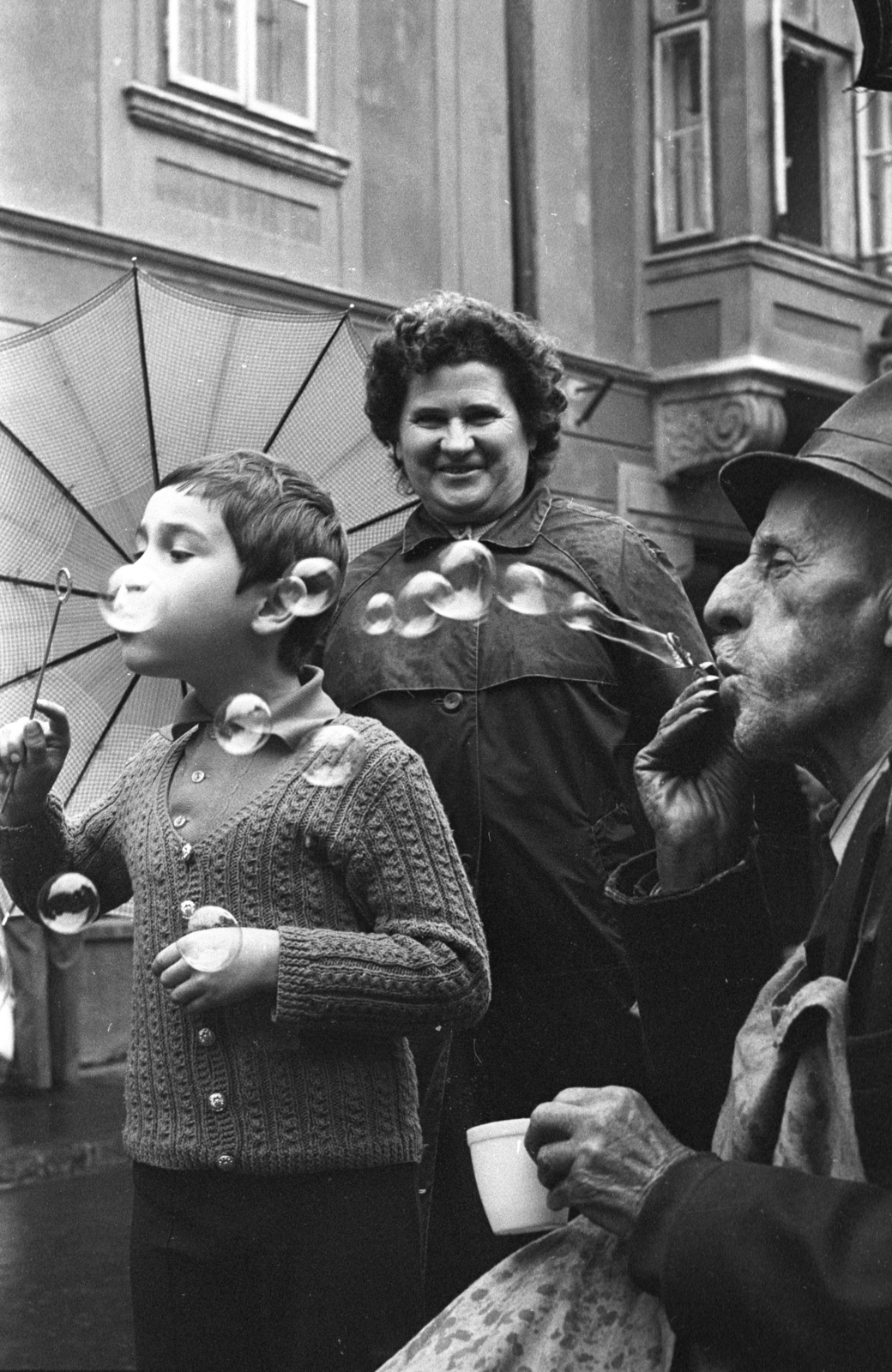 Hungary, Győr, szappanbuborék-fújó karika árus a Dr. Kovács Pál utca és a Király (Alkotmány) utca találkozásánál., 1970, Kereki Sándor, soap bubble, blowing a bubble, Fortepan #206188