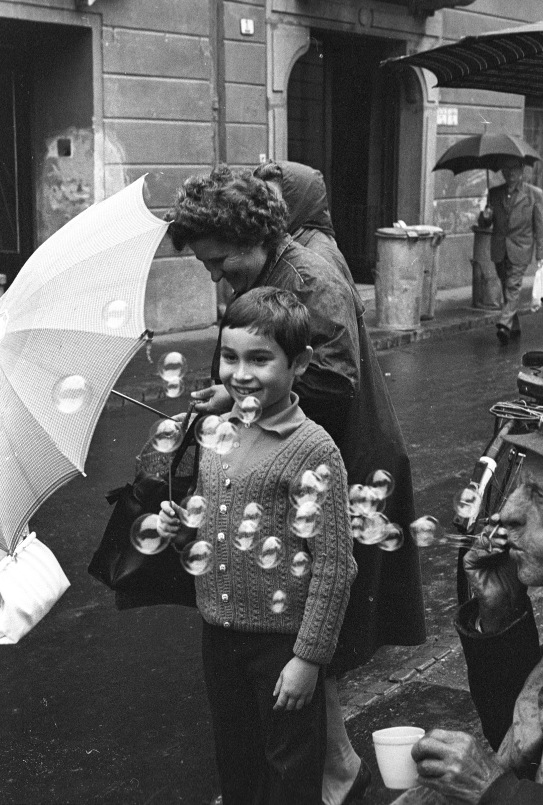Hungary, Győr, szappanbuborék-fújó karika árus a Dr. Kovács Pál utca és a Király (Alkotmány) utca találkozásánál., 1970, Kereki Sándor, umbrella, soap bubble, blowing a bubble, Fortepan #206189