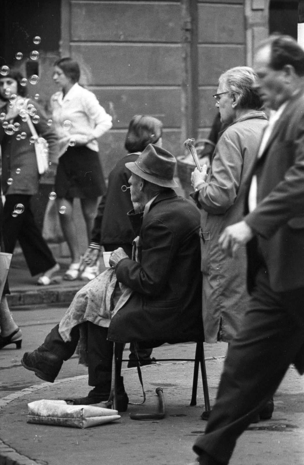 Hungary, Győr, szappanbuborék-fújó karikát árusító házaspár a Dr. Kovács Pál utca és a Király (Alkotmány) utca találkozásánál., 1970, Kereki Sándor, soap bubble, blowing a bubble, Fortepan #206190