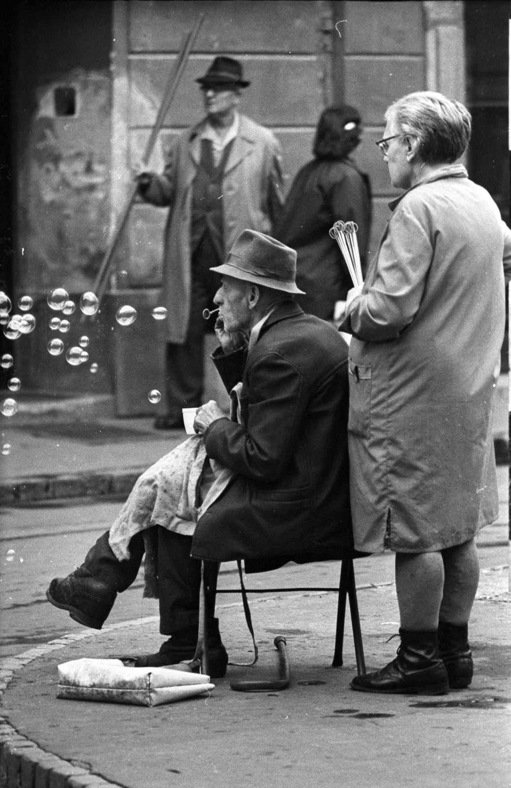 Hungary, Győr, szappanbuborék-fújó karikát árusító házaspár a Dr. Kovács Pál utca és a Király (Alkotmány) utca találkozásánál., 1970, Kereki Sándor, soap bubble, blowing a bubble, Fortepan #206191