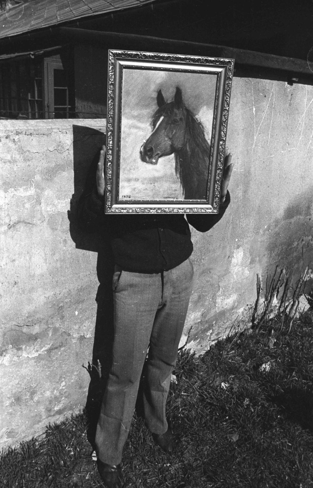 Hungary, Budapest IX., a felvétel a bontás előtt álló Mihálkovics-telepen készült., 1976, Kereki Sándor, Budapest, painting, covering the face, Fortepan #206203