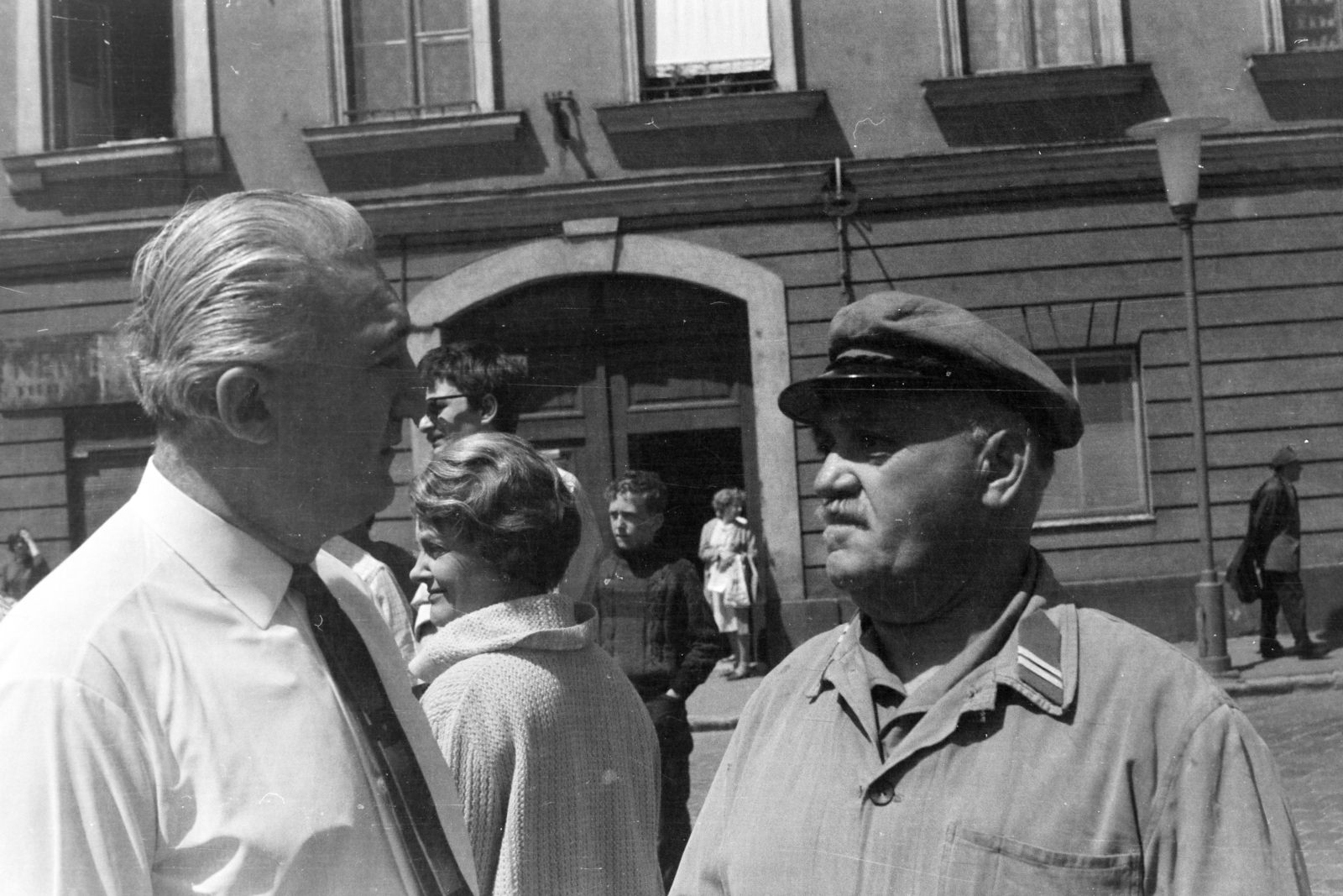 Hungary, Óbuda, Budapest III., Lajos utca, Az özvegy és a százados című film forgatásakor. Balról Kopányi György a film írója, Tolnay Klári és Tompa (Pufi) Sándor színművészek. Háttérben a 104-es számú ház., 1967, Kereki Sándor, Budapest, celebrity, Fortepan #206207