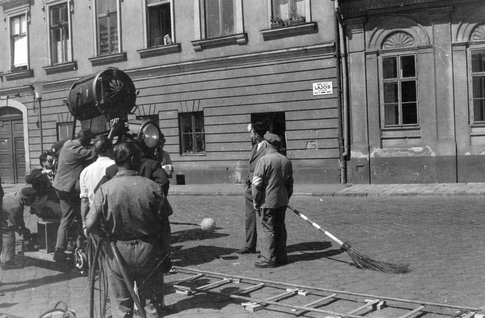 Hungary, Óbuda, Budapest III., Lajos utca, Az özvegy és a százados című film forgatásakor. Sinkovits Imre és Tompa (Pufi) Sándor színművészek, háttérben a 104-es számú, jobbra a Fényes Adolf utca 2-es szűmú ház részlete., 1967, Kereki Sándor, filming, sweeper, street name sign, Budapest, camera track, Fortepan #206211