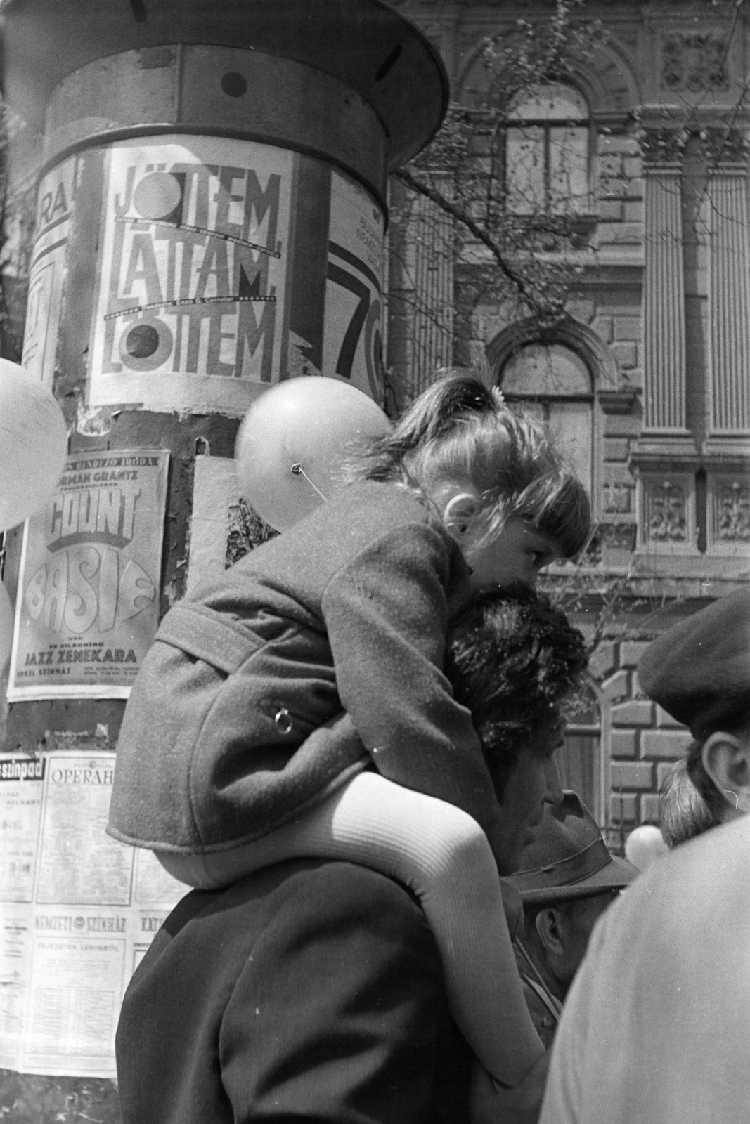 Hungary, Budapest VI., Andrássy út (Népköztársaság útja) a Kodály köröndnél (Körönd)., 1970, Kereki Sándor, Budapest, girl, poster, sitting on the shoulders, Fortepan #206213