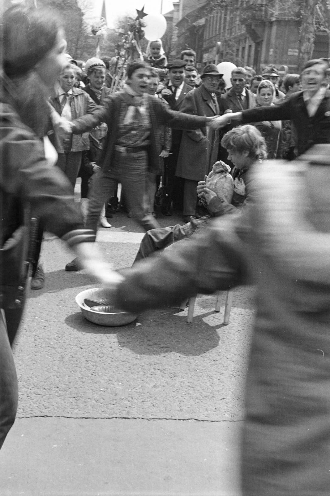 Hungary, Budapest VI., Andrássy út (Népköztársaság útja) - Bajza utca kereszteződés. Performansz a május 1-i felvonulás résztvevőinek., 1970, Kereki Sándor, Budapest, youth, humour, dance, Fortepan #206216