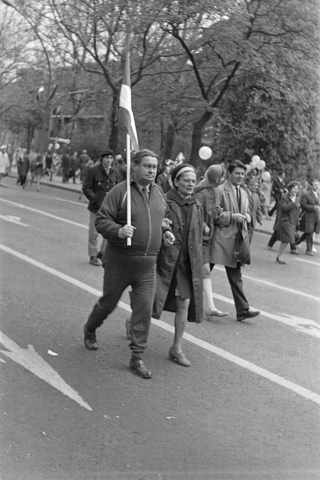 Hungary, Budapest VI., Andrássy út (Népköztársaság útja) a Bajza utca felől a Munkácsy Mihály utca felé nézve. Május 1-i felvonulás résztvevői., 1970, Kereki Sándor, Budapest, man and woman, sweater, trench coat, Fortepan #206220
