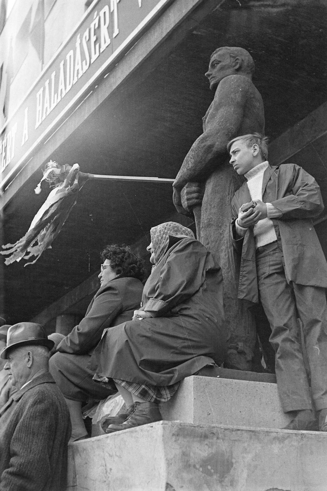 Hungary, Budapest VI., Dózsa György út 84., a SZOT székház előtt Bokros Birman Dezső szobrászművész alkotása, a Vasmunkás szobra, melyet a székház 1948. augusztus 1-i megnyitásakor lepleztek le., 1970, Kereki Sándor, Budapest, maypole, audience, Fortepan #206224