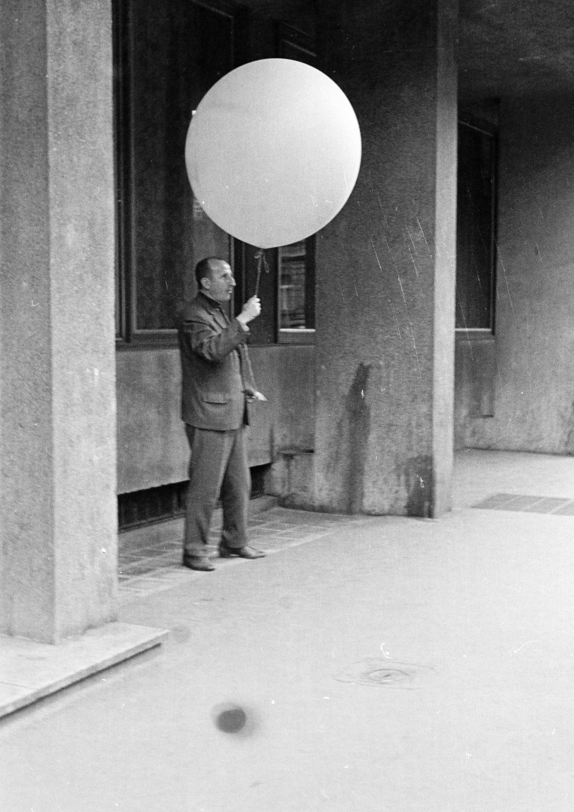 Hungary, Budapest VII., Bajza utca 1., Garzonház., 1970, Kereki Sándor, baloon, Budapest, Fortepan #206225