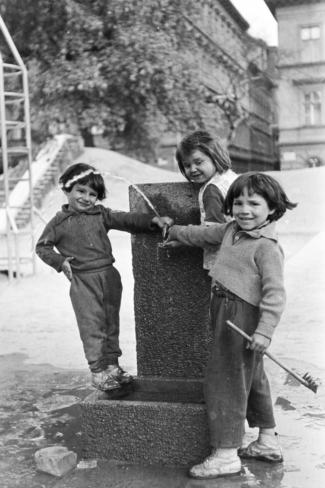 Hungary, Budapest VII., Klauzál tér, háttérben a Nyár utca., 1970, Kereki Sándor, drinking fountain, Budapest, playground, Fortepan #206232