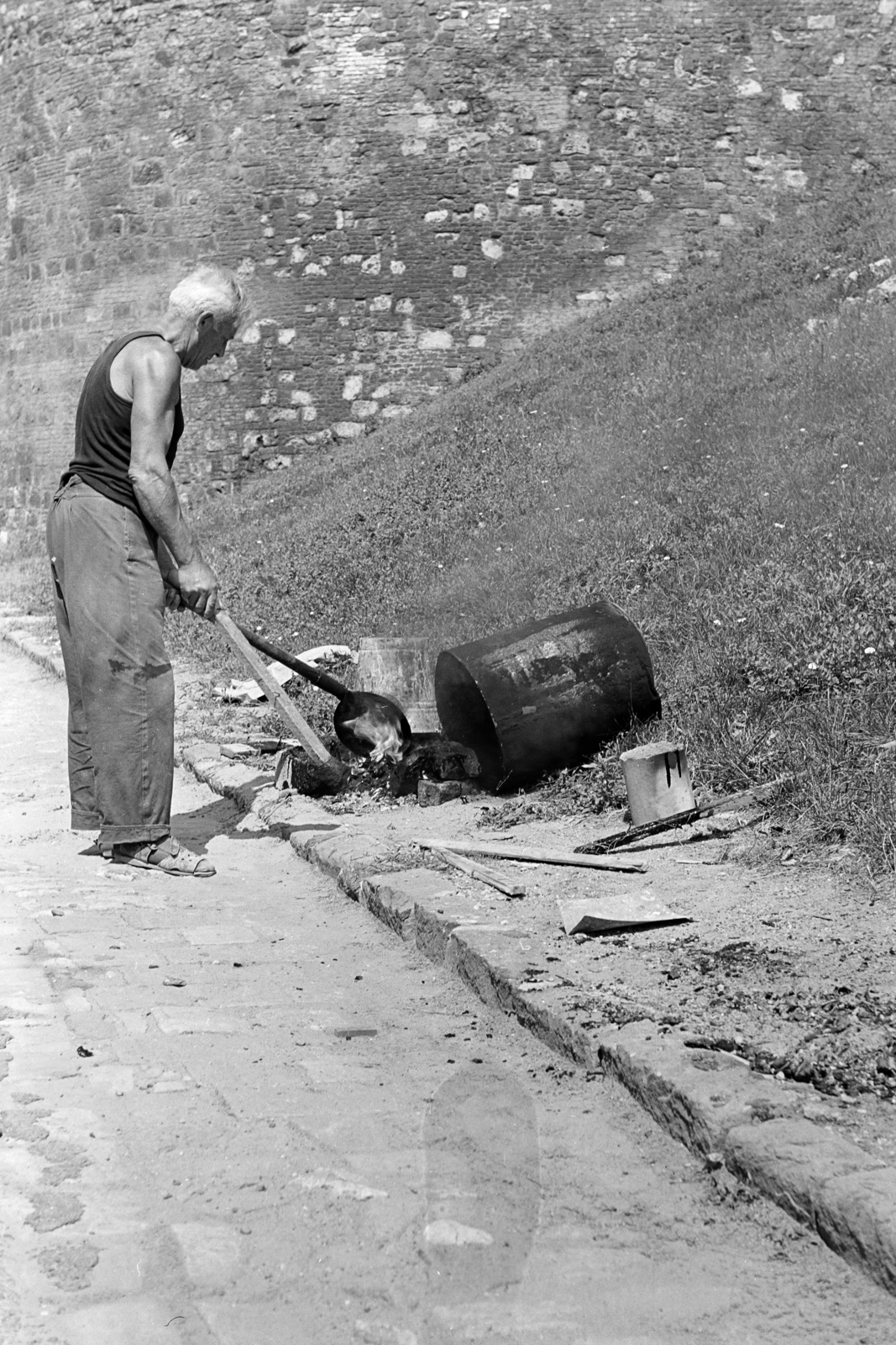 Magyarország, Budapest I., a Lovas út (Sziklai Sándor utca) az Esztergomi rondellánál., 1969, Kereki Sándor, tűz, Budapest, útjavítás, kátrányolvasztó, Fortepan #206233