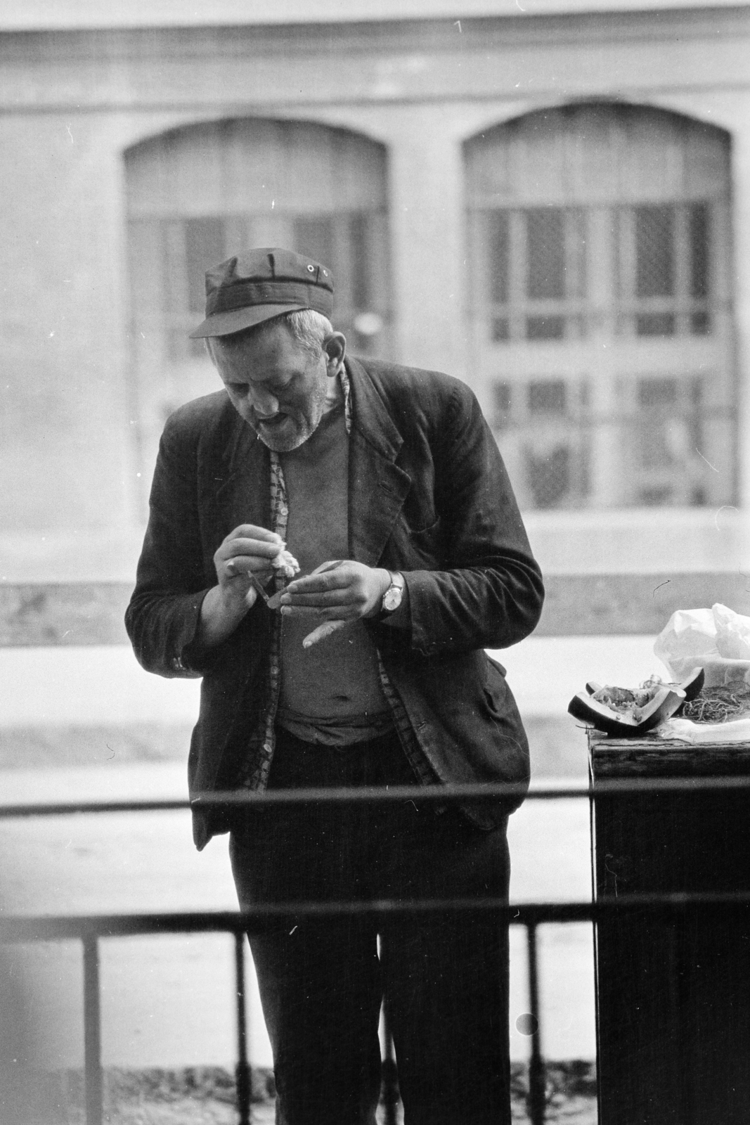 Hungary, Budapest VI., Hunyadi tér., 1972, Kereki Sándor, Budapest, jacket, melon, pen knife, shirt, wrist watch, man, half-naked, Fortepan #206251