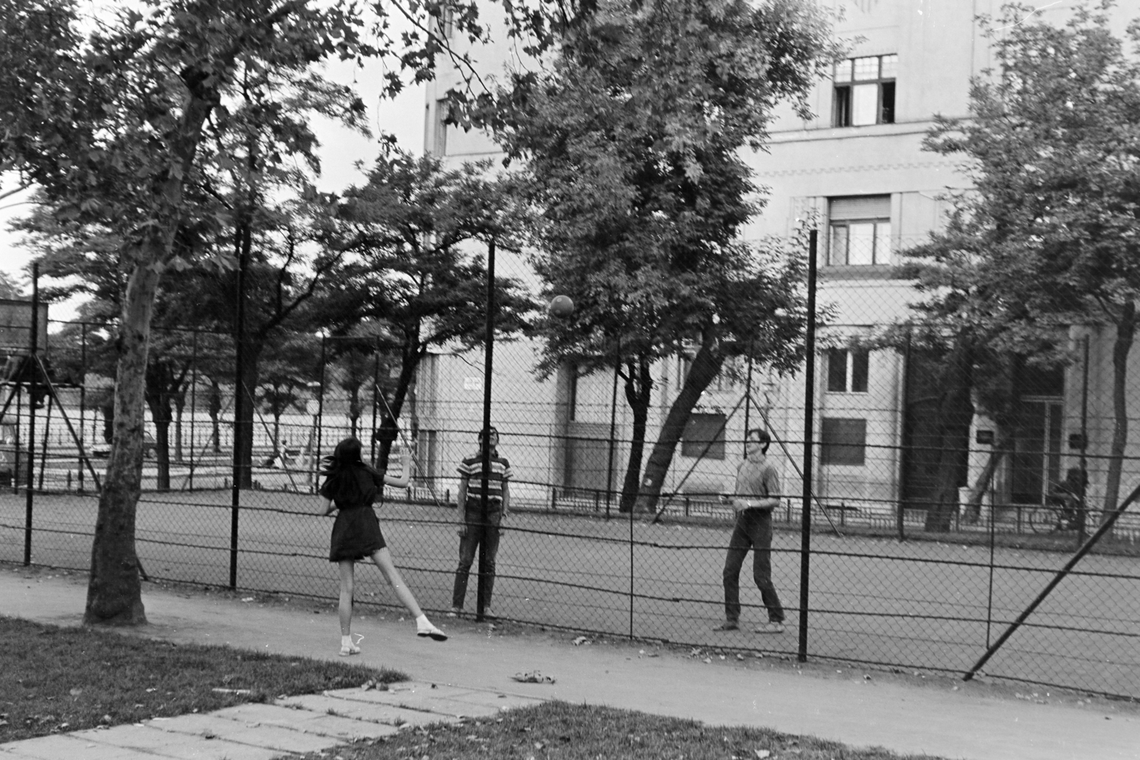 Magyarország, Budapest XIII., Jászai Mari tér, játszótér, háttérben az Újpesti rakpartnál az 6-os számú ház., 1972, Kereki Sándor, labda, Budapest, Fortepan #206254