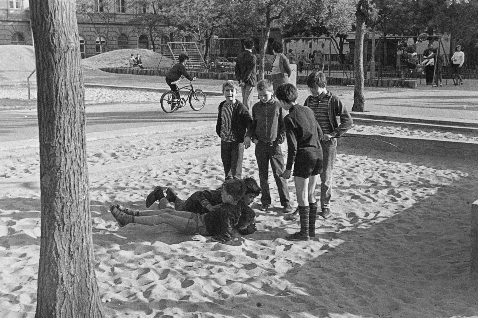 Magyarország, Budapest VII., Klauzál tér, szemben a Nagy Diófa utca., 1969, Kereki Sándor, gyerekjáték, birkózás, Budapest, kerékpár, Fortepan #206262