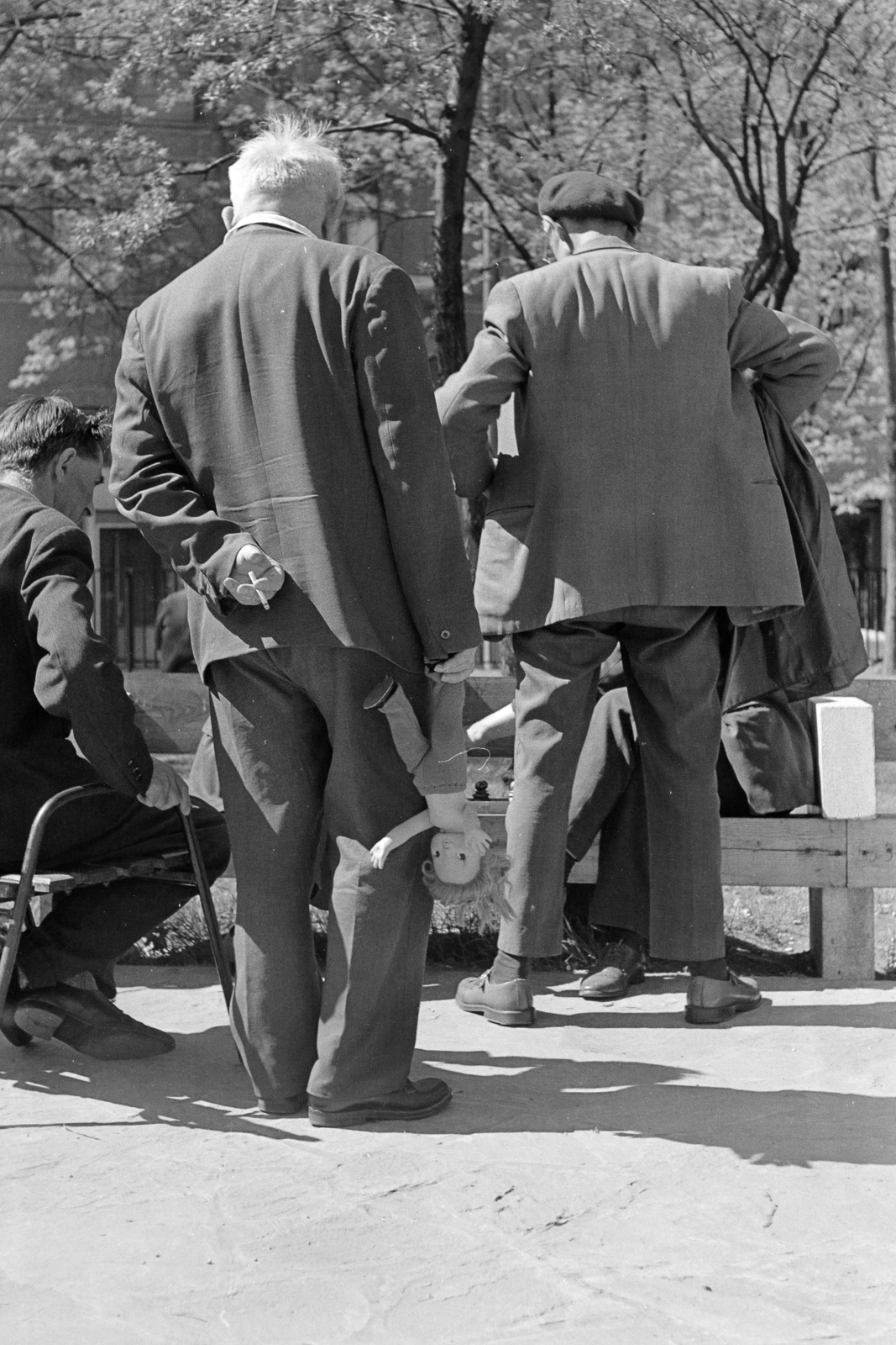 Magyarország, Budapest VII., Klauzál tér., 1974, Kereki Sándor, Budapest, kibic, játék baba, dohányzás, háttal, férfiak, Fortepan #206267