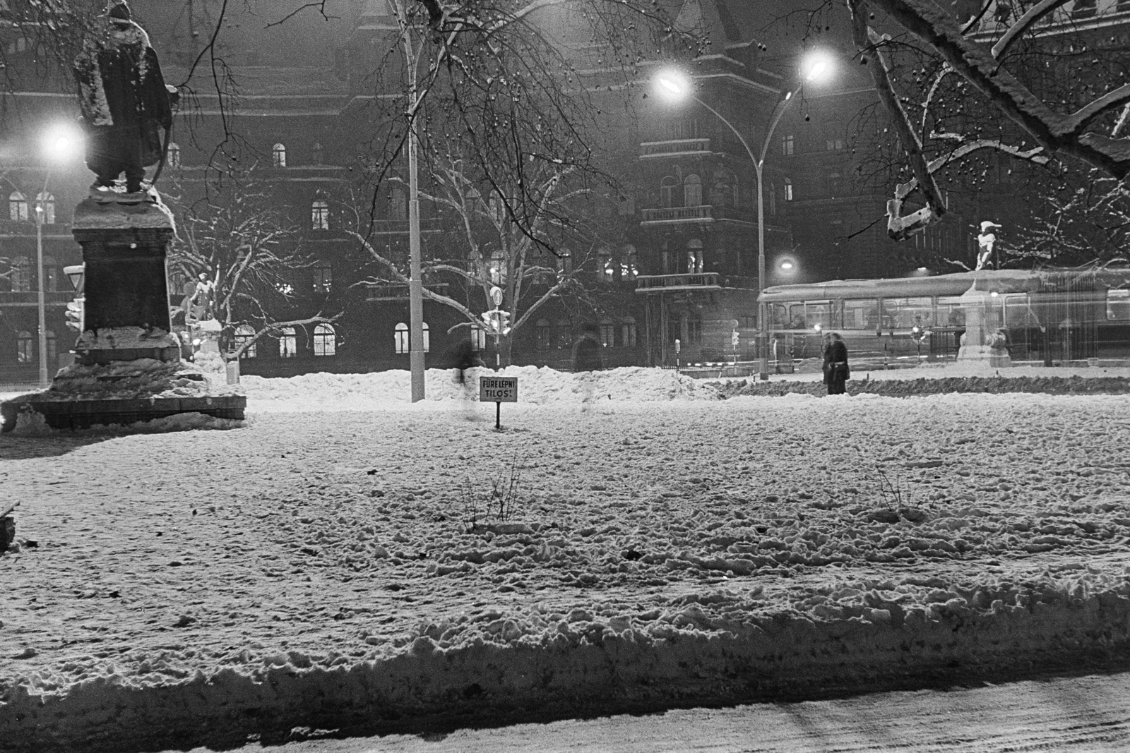 Magyarország, Budapest VI., Kodály körönd, balra Szondi György szobra., 1974, Kereki Sándor, Budapest, este, tél, hó, Fortepan #206270