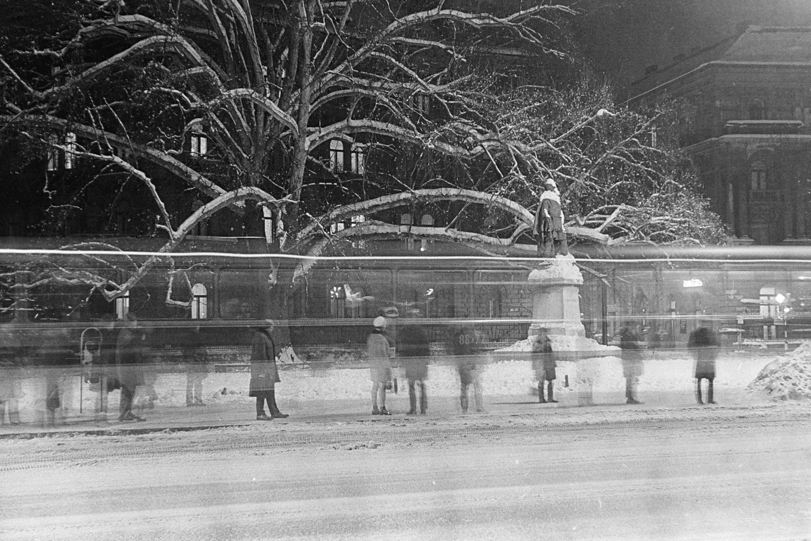 Magyarország, Budapest VI., Kodály körönd, Szondi György szobra., 1974, Kereki Sándor, Budapest, este, buszmegálló, utas, várakozás, hó, rontott fotó, Fortepan #206272