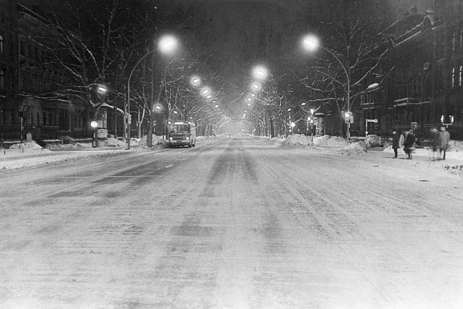 Magyarország, Budapest VI., Andrássy út (Népköztársaság útja) a Kodály köröndtől a Hősök tere irányába nézve., 1974, Kereki Sándor, Ikarus-márka, buszmegálló, autóbusz, Ikarus 556, este, utcakép, hó, Budapest, Fortepan #206273