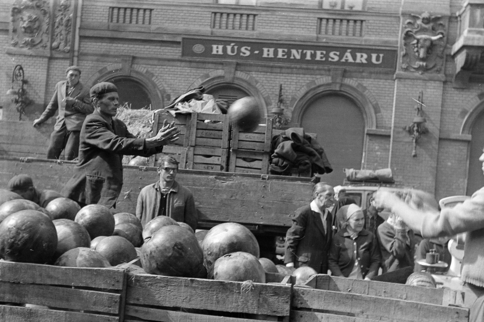 Hungary, Budapest VI., Hunyadi tér, piac a Vásárcsarnok előtt., 1971, Kereki Sándor, market, melon, Budapest, Fortepan #206274