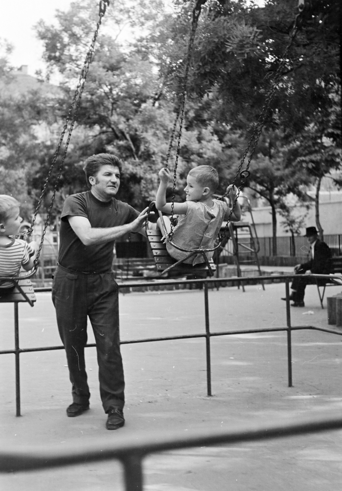 Hungary, Budapest VI., Klauzál tér., 1971, Kereki Sándor, swing, Budapest, Fortepan #206275