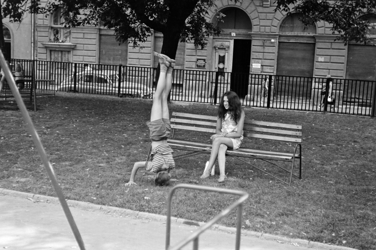 Hungary, Budapest VII., Klauzál téri játszótér, háttérben a 2-es számú ház kapuja., 1971, Kereki Sándor, Budapest, Best of, feat, exercise, Fortepan #206276