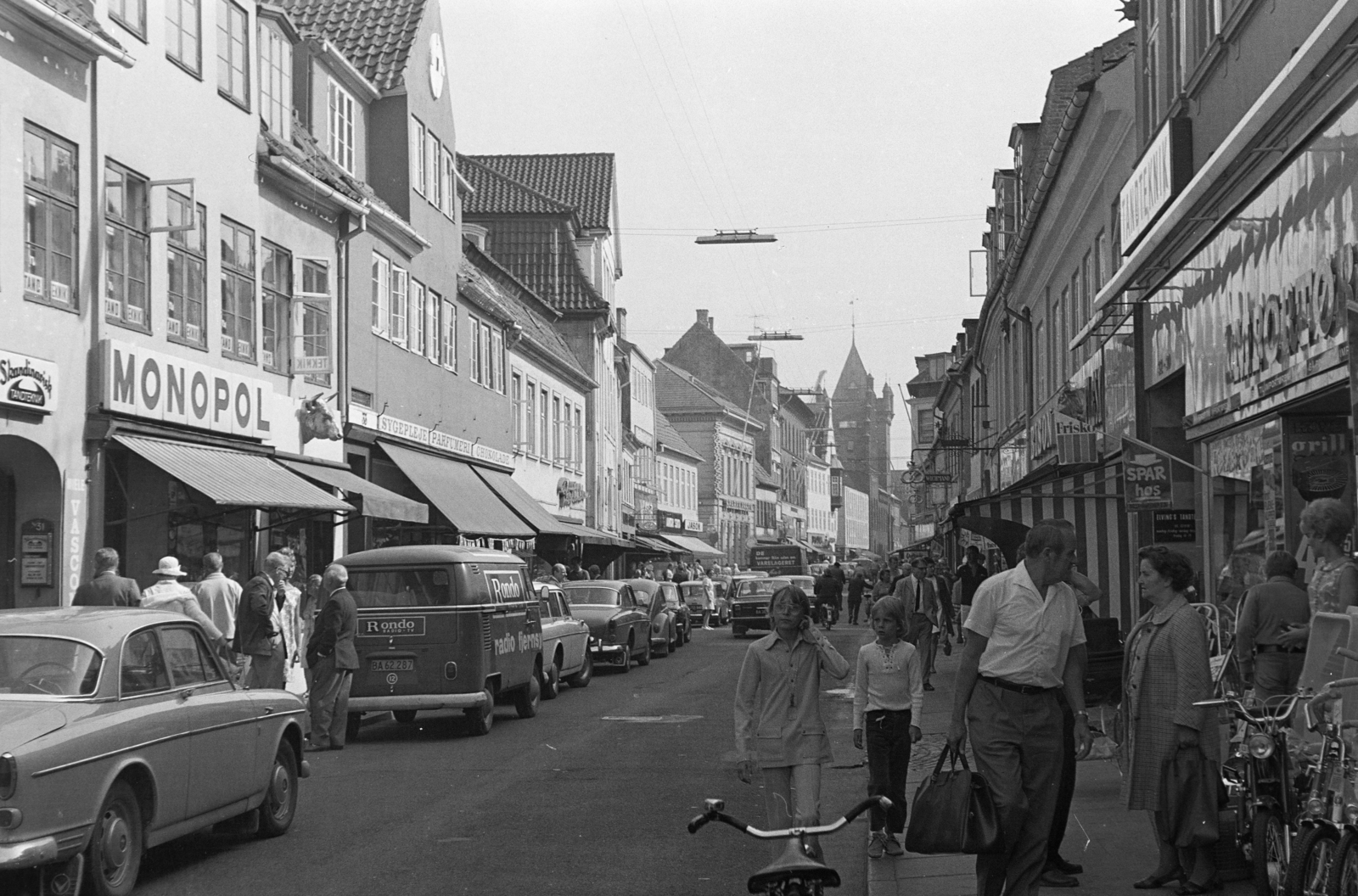 Denmark, Helsingør, Stengade, háttérben a Városháza (Rådhus) tornya., 1970, Kopányi György, bicycle, Fortepan #206279