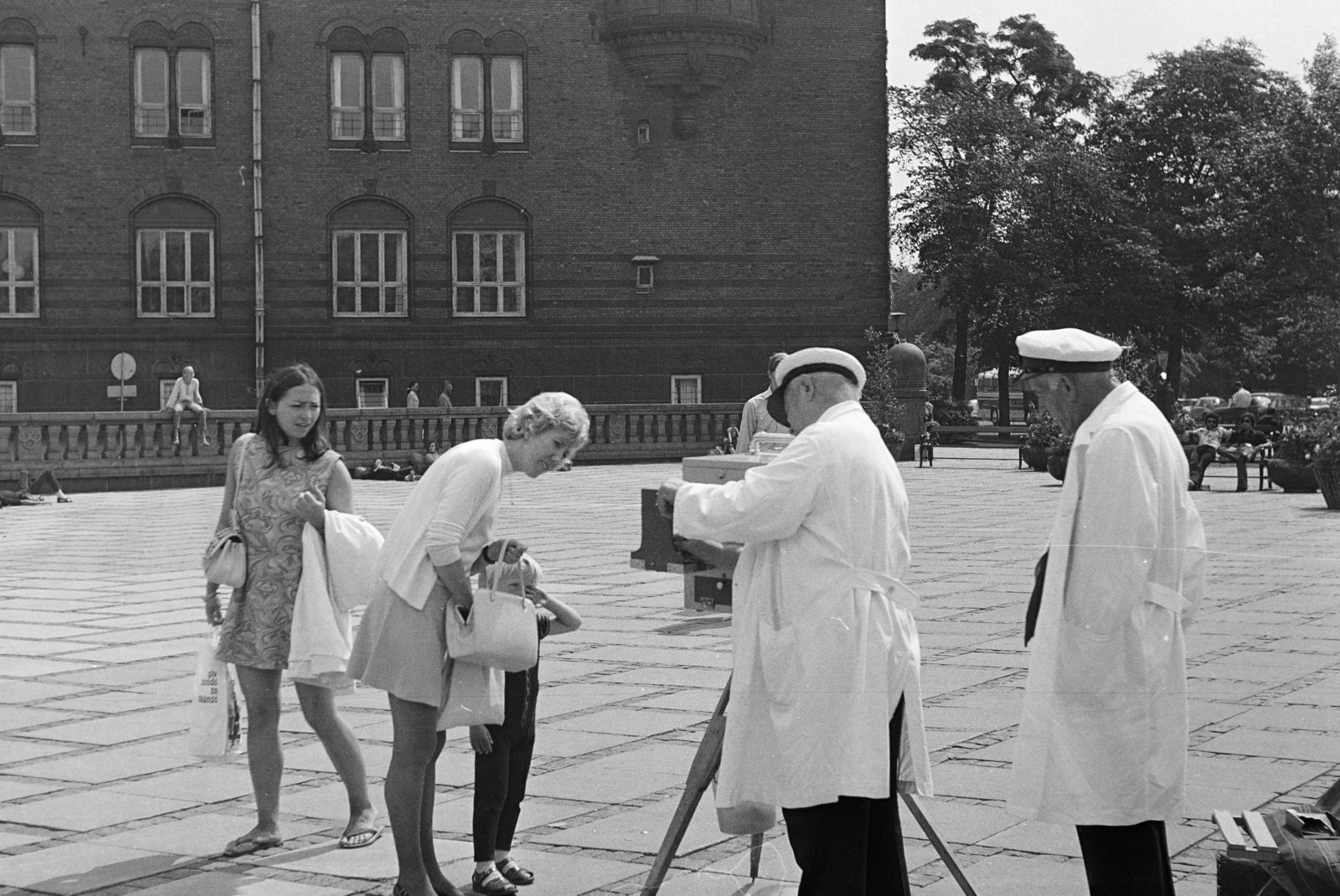 Denmark, Copenhagen, Rådhuspladsen, Városháza (Rådhus)., 1970, Kopányi György, peaked cap, overall, Fortepan #206281