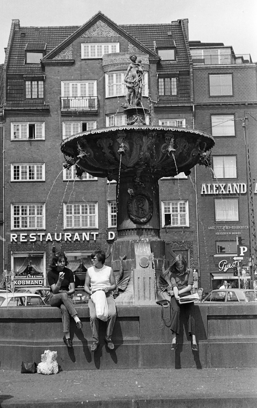 Denmark, Copenhagen, Gammeltorv, Caritas-kút (Caritasbrønden)., 1970, Kopányi György, fountain, Fortepan #206286