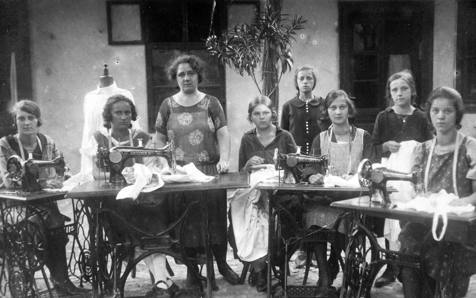 1929, Fortepan, yard, tableau, women, oleander, sewing, sewing machine, Gritzner-brand, Fortepan #20629